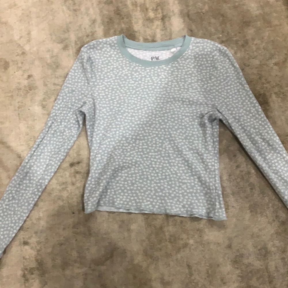 I am selling a medium long sleeve shirt from Pacsun with flowers on it.It’s cute